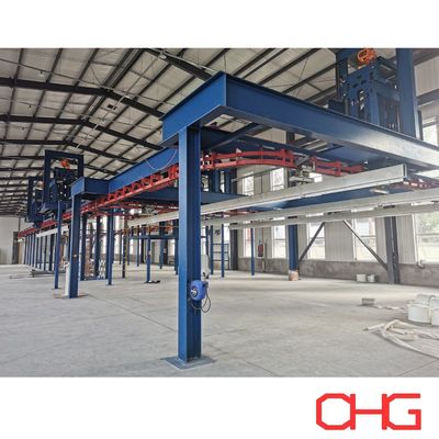 Automatische Pulverbeschichtungslinie, die manuelle Beladung und ein Hängefördersystem für die Verarbeitung von Aluminiumprofilen kombiniert